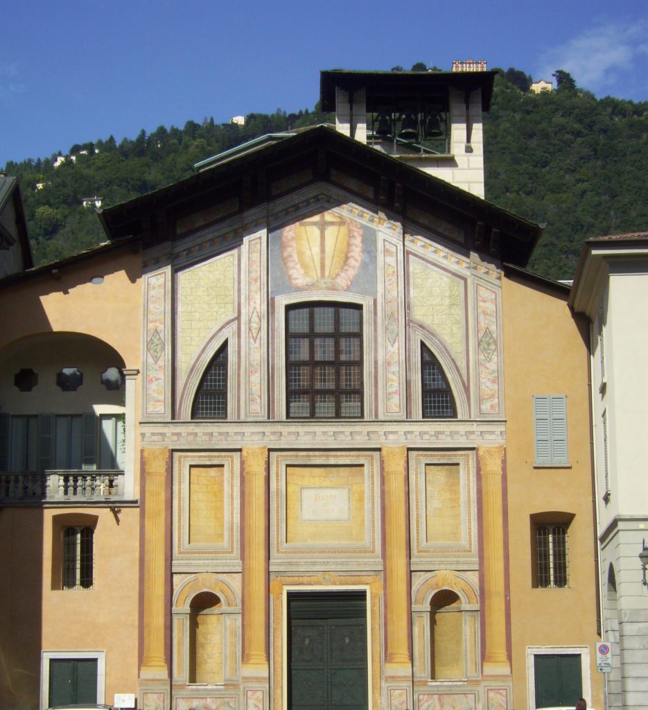 La facciata della chiesa di San Giacomo a Como