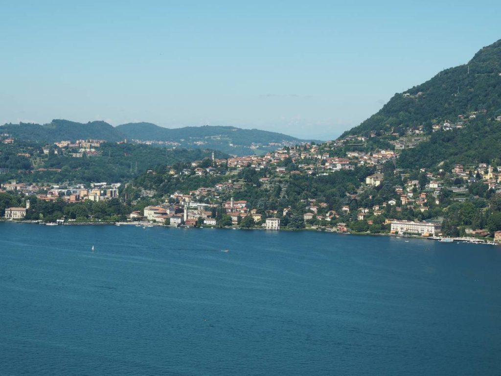 Il borgo di Cernobbio sul lago di Como visto da Blevio